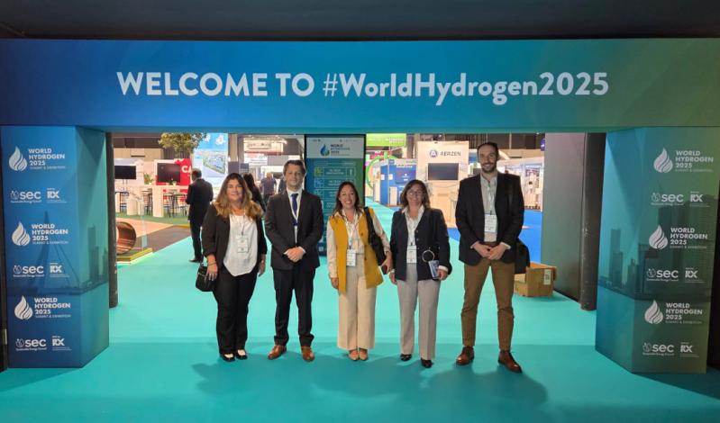 Ministra de Industria, Energía y Minería, Fernanda Cardona, junto a la delegación nacional, en el evento internacional