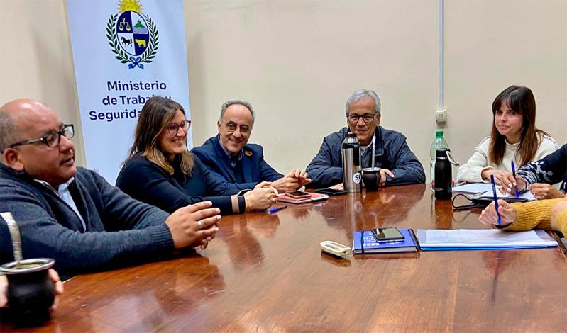 Autoridades del Ministerio de Trabajo y Seguridad Social y representantes de los sindicatos de la enseñanza