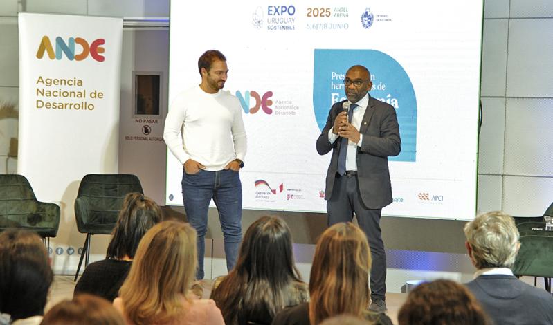 Ministro de Ambiente, Edgardo Ortuño, hace uso de la palabra en el evento de ANDE, en el marco de la Expo Sostenible
