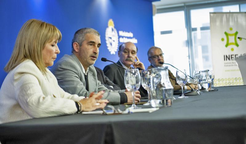 Mesa de autoridades del evento