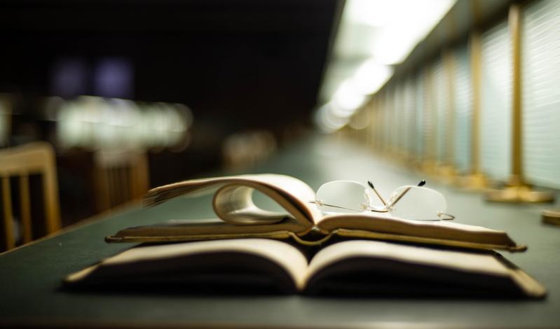 Libro sobre una mesa