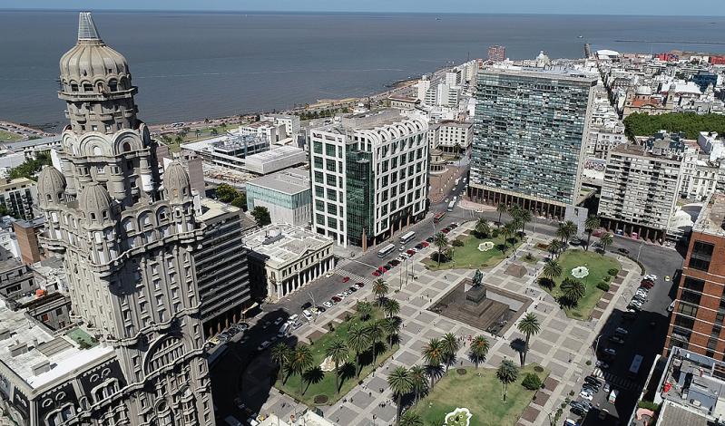 Vista aérea de la Torre Ejecutiva y la Plaza Independencia