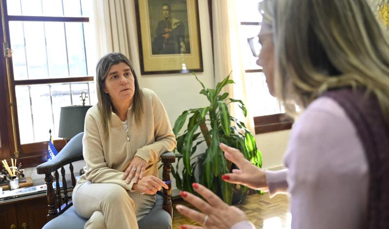 Ministra Tamara Paseyro dialoga con Colette Spinetti, en su despacho.