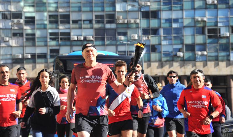 Momento en que los atletas inician la carrera en plaza Independencia