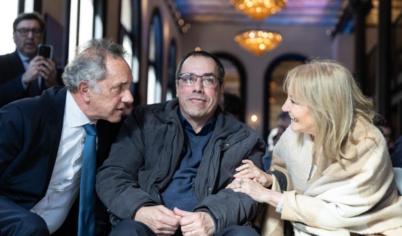 Presidenta de la República en ejercicio, Carolina Cosse, dialoga con ministro de Turismo, Pablo Menoni y con secretario 