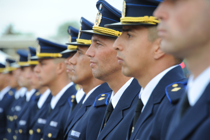 Policías alineados