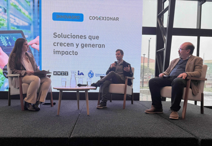 Mesa de autoridades durante la presentación del evento