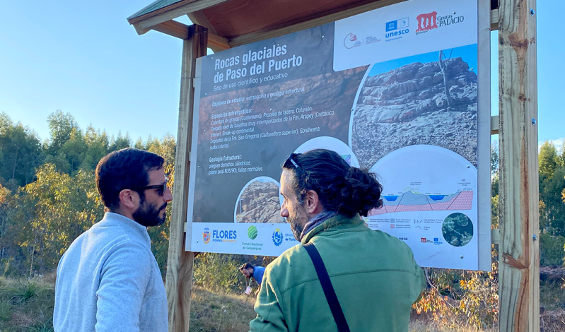 Personas mirando un cartel con mapa de Grutas del Palacio