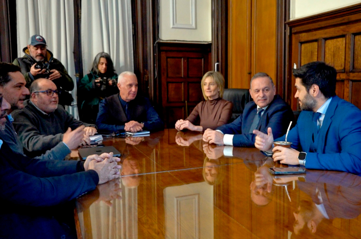Ministro Carlos Negro y representantes de partidos políticos