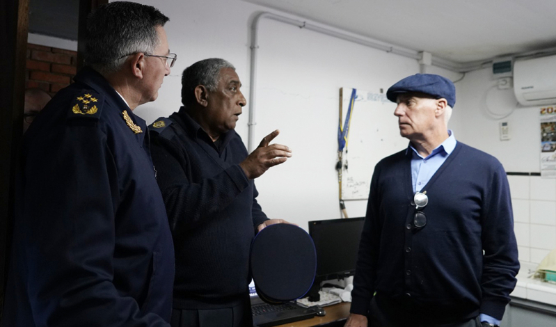 Ministro Carlos Negro con autoridades policiales de Rocha