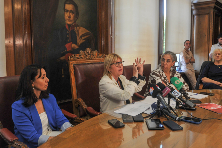 Ministra Lustemberg y autoridades del MSP en conferencia sobre sarampión
