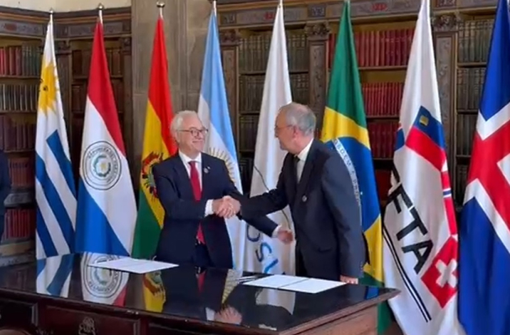 Canciller Mario Lubetkin da la mano al vicepresidente de Suiza, Guy Parmelin