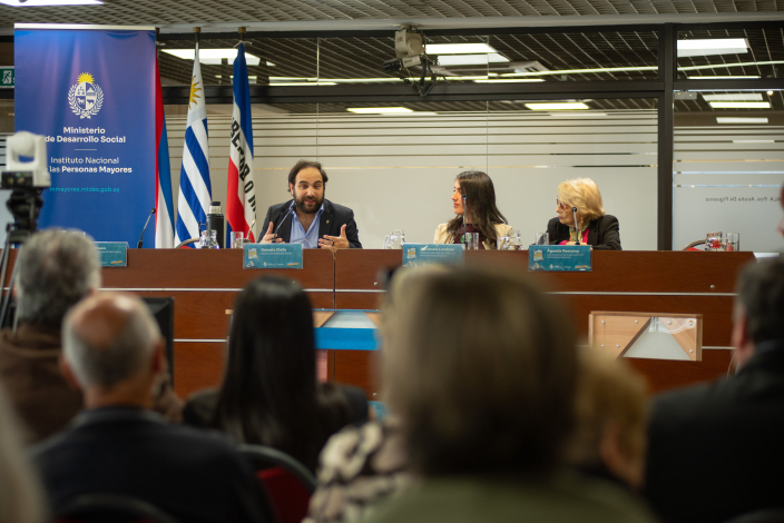 Ministro Civila habla tras mesa de oradores en acto de Inmayores