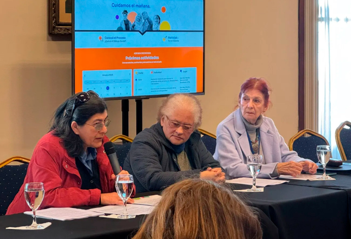 Representantes de instituciones sociales exponen sentados, en mesa redonda