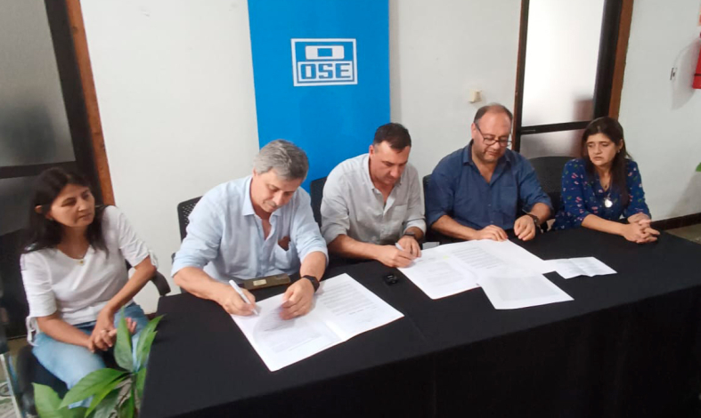 Autoridades de OSE y Salto firmando convenio
