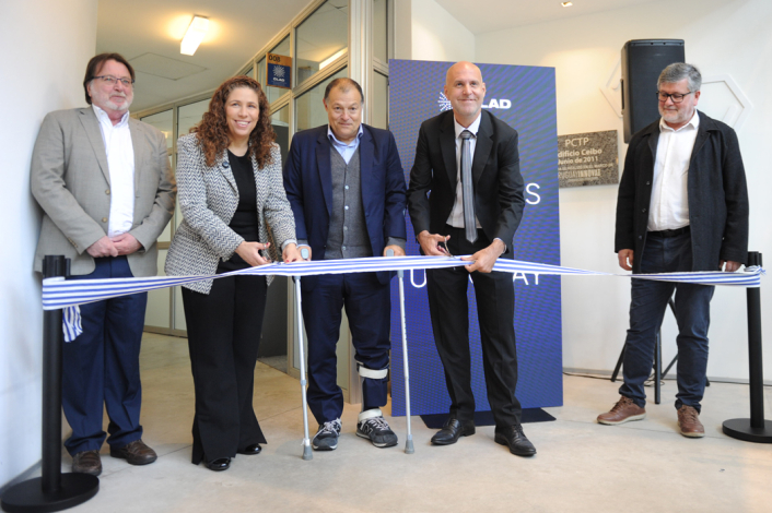 Autoridades en nueva oficina de la CLAD en Uruguay