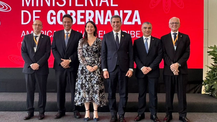 Csukasi con autoridades de OCDE