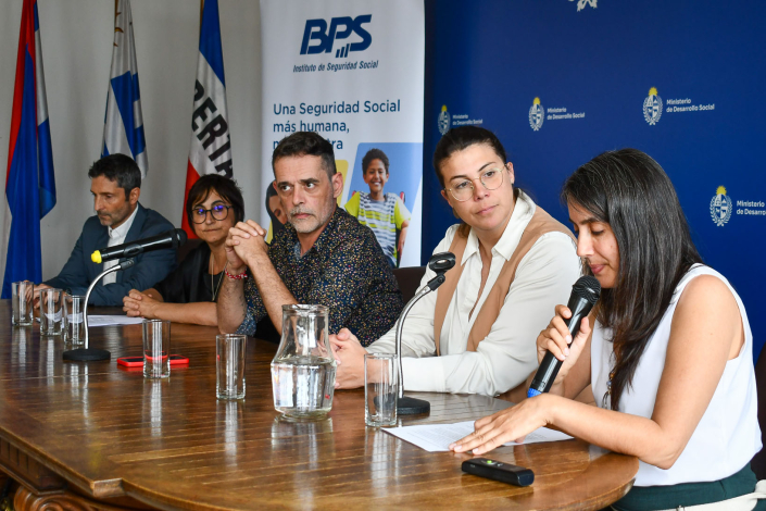 Firma de convenio entre el BPS y Desarrollo Social