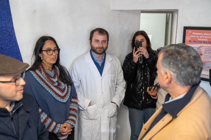 Presidente Orsi junto al equipo de salud de la policlínica de Pueblo Gallinal