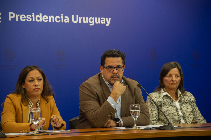 Secretario de la Presidencia, Alejandro Sánchez, habla en conferencia de prensa. A su lado, lo observan la ministra de I