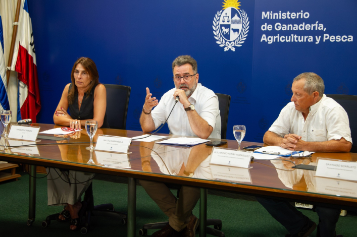 Subsecretario de Ganadería, Agricultura y Pesca, Matías Carámbula, habla en conferencia de prensa
