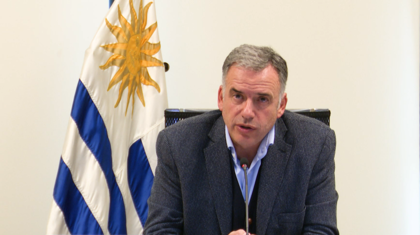 Presidente Yamandú Orsi habla sentado en su escritorio, junto al pabellón nacional