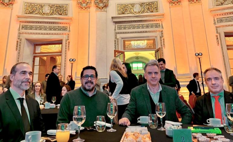 El presidente Yamandú Orsi, el secretario Alejandro Sánchez, junto a autoridades de la Cámara de la Construcción del Uru