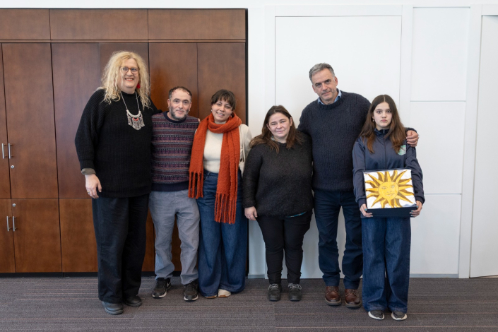 Orsi con estudiantes en entrega de Pabellón