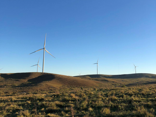 Tres molinos del parque eólico Valentines en un día soleado
