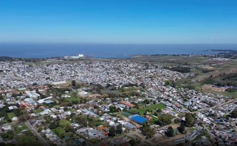 Zona costera de Montevideo vista desde el aire. En el horizonte, el Río de la Plata