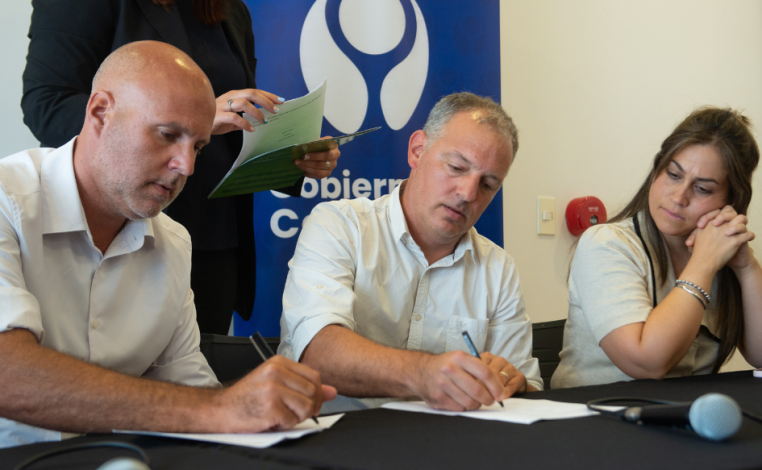 Director nacional de Educación, Gabriel Quirici, e intendente de Canelones, Francisco Legnani, firman un convenio