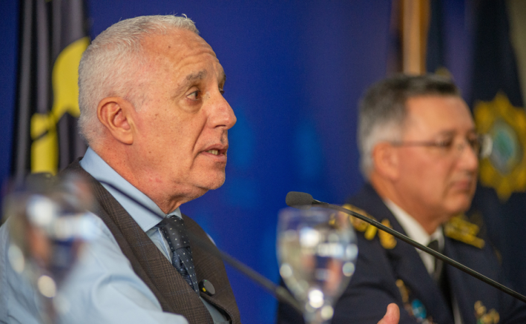 Ministro del Interior, Carlos Negro, brinda un discurso. A su lado, el director de la Policía Nacional, José Manuel Azam