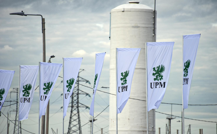 Una decena de banderas flamean en las instalaciones de la planta de UPM ubicada en Paso de los Toros