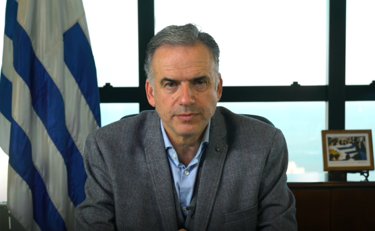 Presidente Orsi habla a la cámara, sentado en su escritorio. Detrás, el pabellón nacional