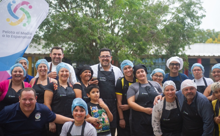 Secretario de Presidencia, Alejandro Sánchez, rodeado de los participantes del ciclo Alta Cocina en la escuela n°271, so