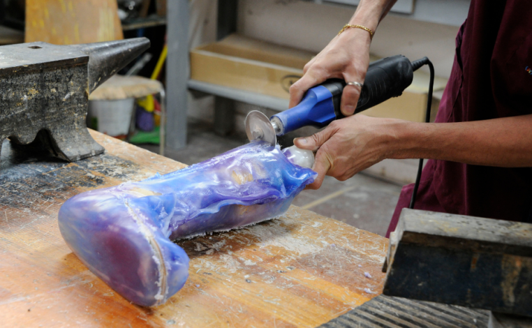 Funcionario del Centro Nacional de Apoyos Técnicos y Tecnológicos pule un molde para calzado ortopédico