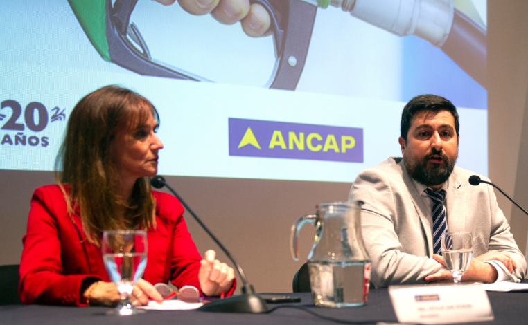 Presidente de ALUR, Marcelo Sadres, brinda discurso. A su lado, la presidenta de Ancap, Cecilia San Román