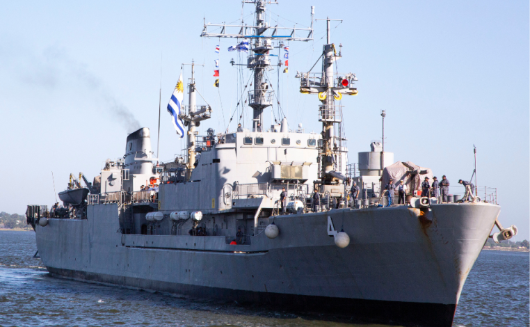 Buque de la Armada Nacional "ROU 04" se desplaza hacia el puerto de Montevideo