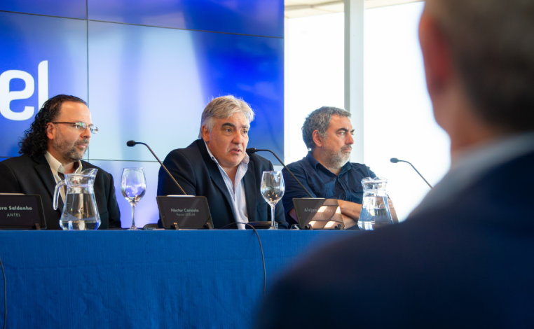 Presidente de Antel, Alejandro Paz, habla en oratoria. A su lado, el rector de la Udelar, Héctor Cancela, y el decano de