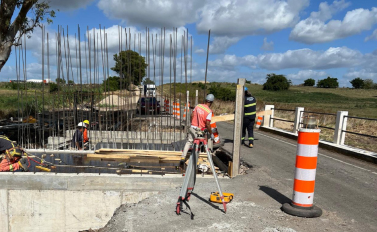 Obreros trabajan en un puente sobre la ruta 12, en el departamento de Canelones