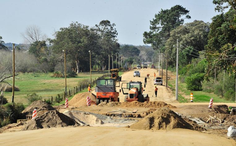 Retroexcavadoras mueven tierra en una calle
