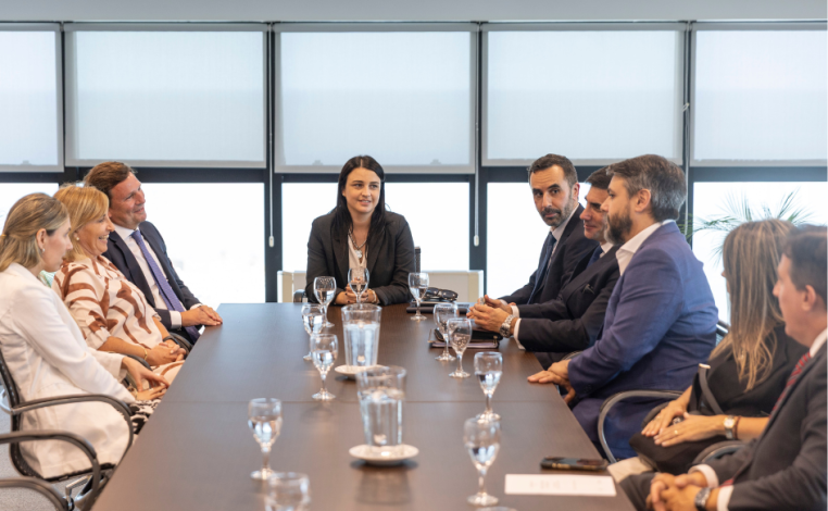 Integrantes del Grupo Asesor Técnico reunidos alrededor de una mesa
