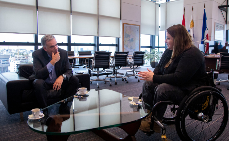 Presidente Yamandú Orsi, sentado, con la mano en el mentón, dialoga con Fiorella Buzeta, en su despacho