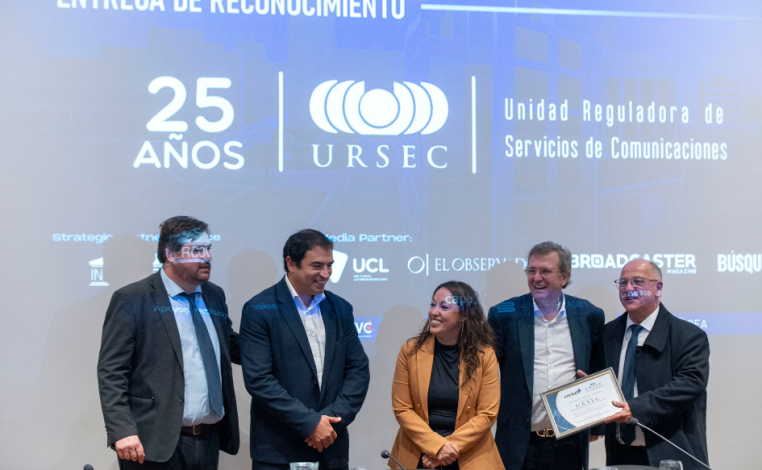 Ministra de Industria, Energía y Minería, Fernanda Cardona, de pie, junto a autoridades de Certal. De fondo, se proyecta