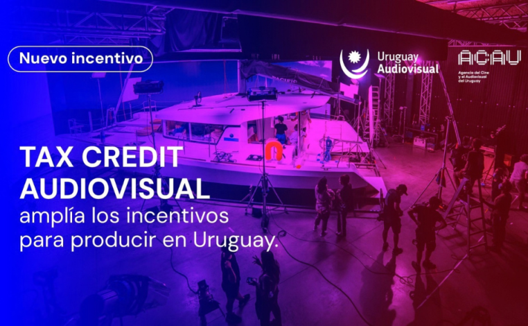 Imagen de rodaje vista desde arriba. En el medio se observa un barco, alrededor técnicos trabajando. Se lee "Tax Credit