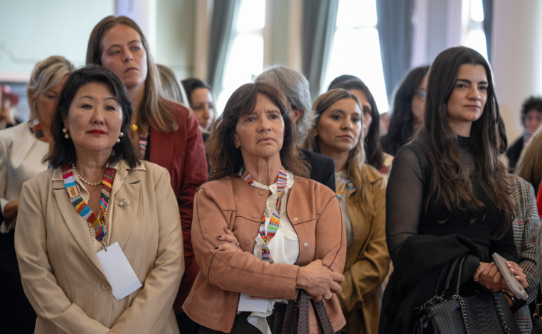 Mujeres emprendedoras de países del Mercosur escuchan al canciller durante la apertura del 13.º Encuentro de la Converge