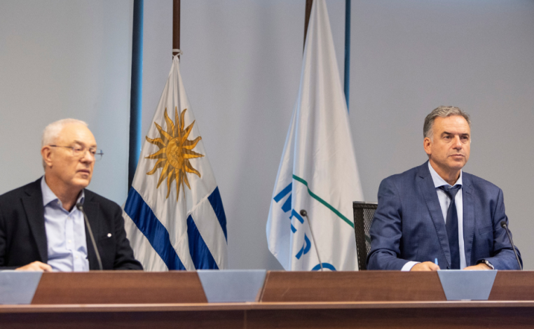 Presidente Yamandú Orsi sentado al lado del canciller Mario Lubetkin