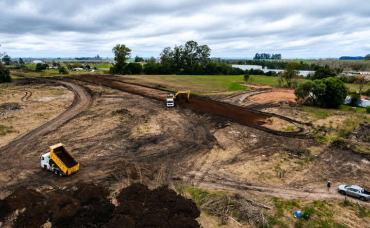 Vista aérea de camiones y retroexcavadoras moviendo tierra en el lugar donde se construirá el bypass de Young, en Río Ne
