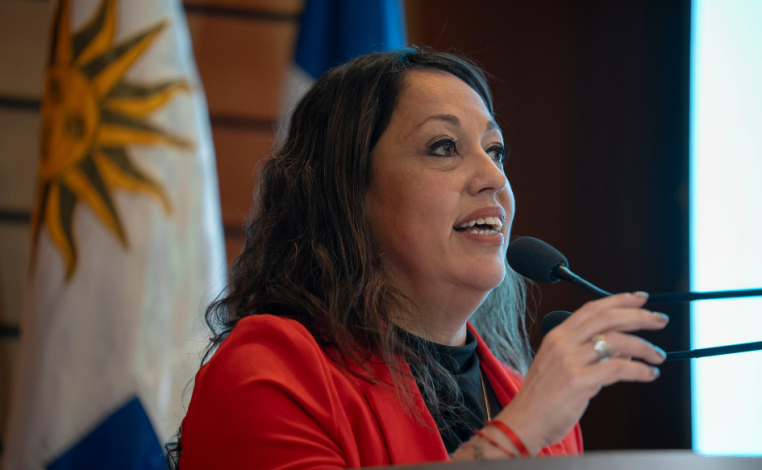 Ministra de Industria, Fernanda Cardona, presenta el Plan Industrial Uruguay en el auditorio de Torre Ejecutiva. Detrás,