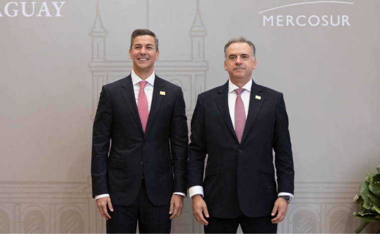Presidente Yamandú Orsi, de pie, junto a su par de Paraguay, Santiago Peña